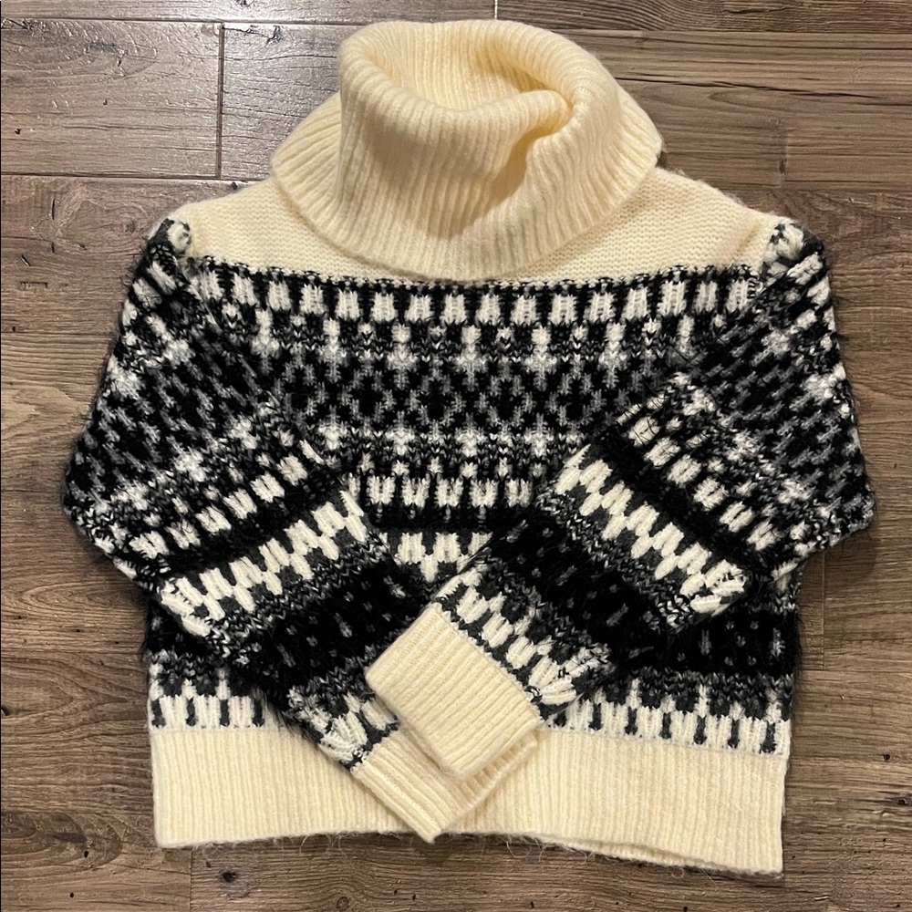 Universal Thread Cream and Black Patterned Turtleneck Sweater